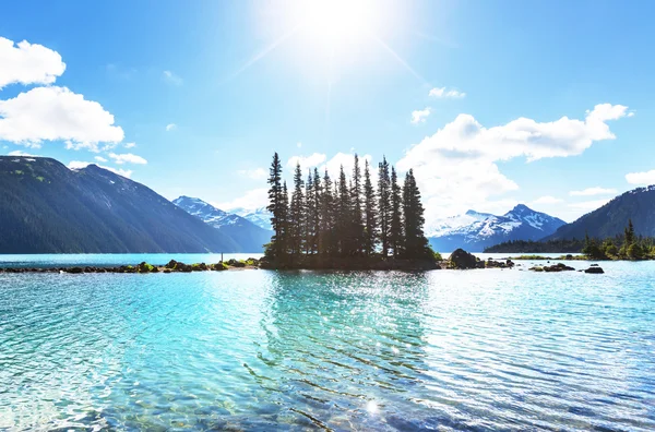 Bellissimo lago alpino — Foto Stock