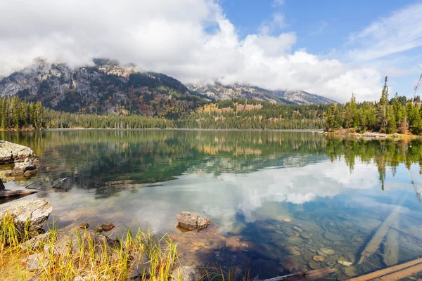 Il bellissimo lago in autunno — Foto Stock