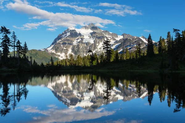 Picture lake and mount Shuksan — Stock Photo, Image