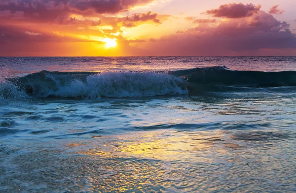 Coucher de soleil panoramique sur la mer — Photo