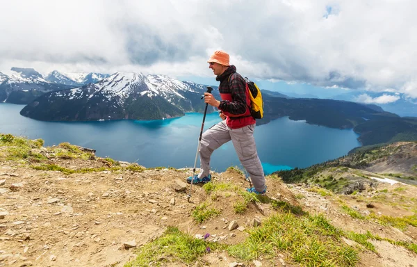 Homem caminhando no lago Alpino — Fotografia de Stock