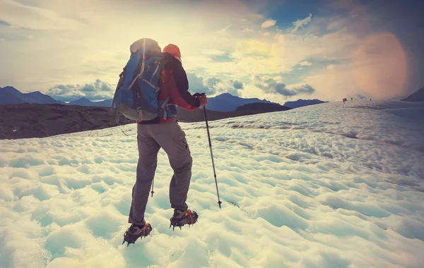 Man in Kennicott gletsjer hiking — Stockfoto