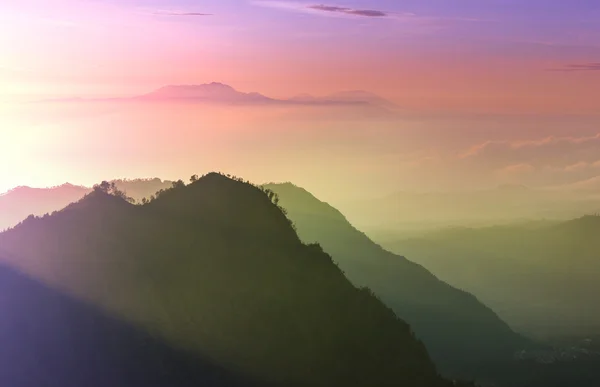 Wschód Słońca w górach wyspy Java — Zdjęcie stockowe