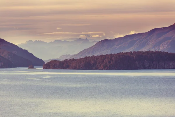 Lago de las montañas en Patagonia —  Fotos de Stock