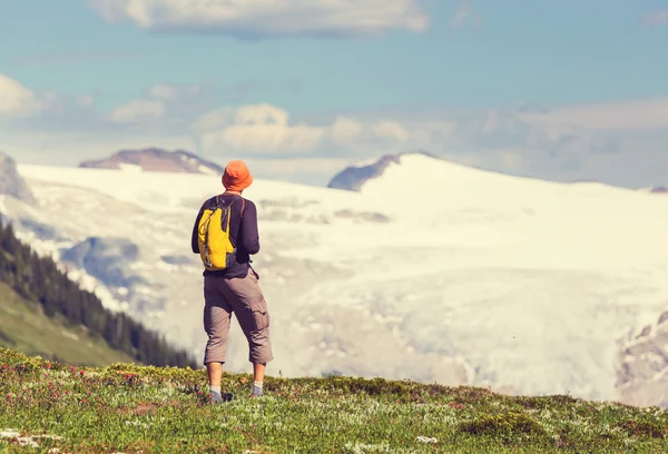 Wandelen man in de bergen — Stockfoto