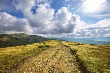 Dağlarda manzaralı bir yol. Seyahat arkaplanı.
