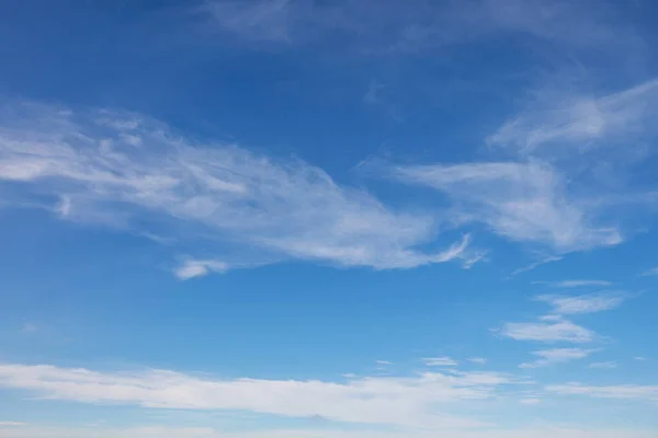 Solig Bakgrund Blå Himmel Med Vita Moln Naturlig Bakgrund — Stockfoto