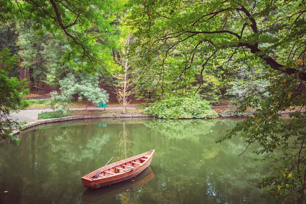 Sonbahar Parkında Gölde Tekne — Stok fotoğraf