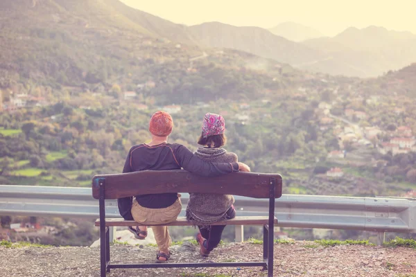 Couple Sitting Wooden Bench Mountains — Stock Photo, Image