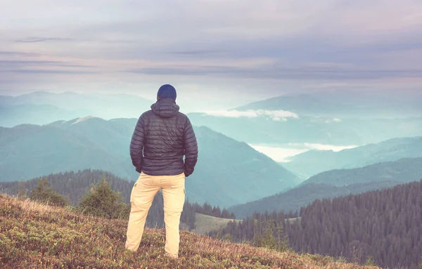 Backpacker Wandeling Hoge Bergen — Stockfoto