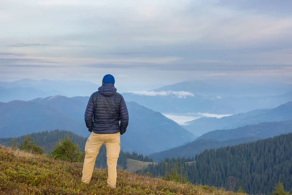 Backpacker Wandeling Hoge Bergen — Stockfoto