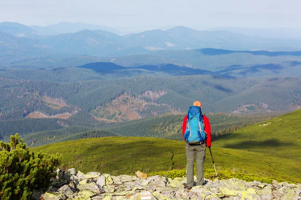 Backpacker Wandeling Hoge Bergen — Stockfoto