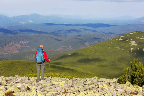 Backpacker Στην Πεζοπορία Στα Ψηλά Βουνά — Φωτογραφία Αρχείου