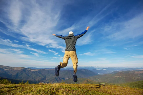 Jumping Man Över Lax Glaciär Kanada — Stockfoto