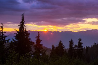 Dağlarda manzaralı günbatımı. Sonbahar mevsimi.