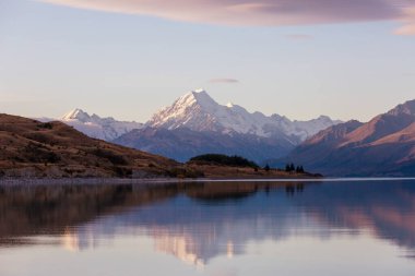 Yeni Zelanda 'daki görkemli Aoraki Dağı' nın manzarası.