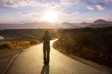Seyahat ve macera konsepti. Gün doğumunda dağlarda yol