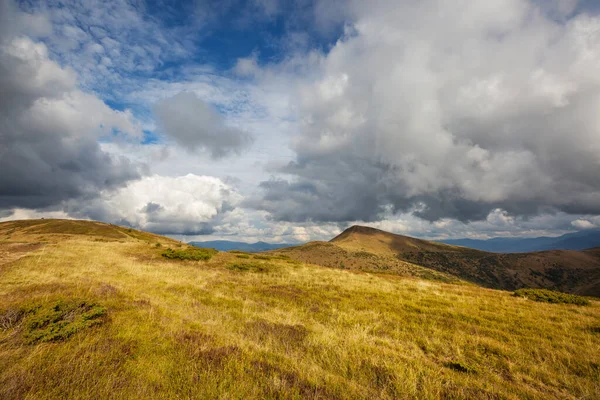 Bellissimi Paesaggi Naturali Nelle Montagne Dei Carpazi — Foto Stock