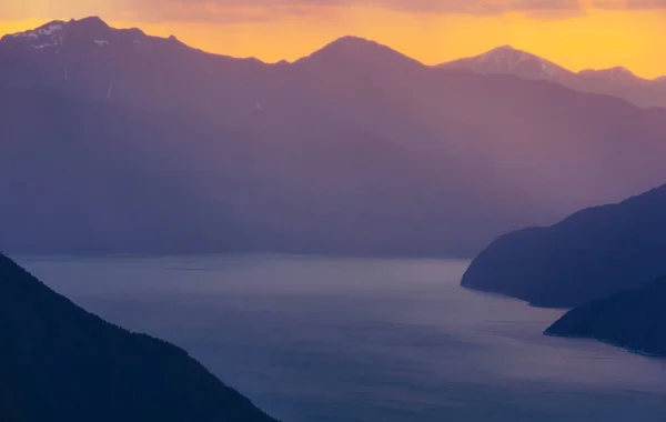 Rustige Scène Bij Het Bergmeer Canada Bij Zonsondergang — Stockfoto