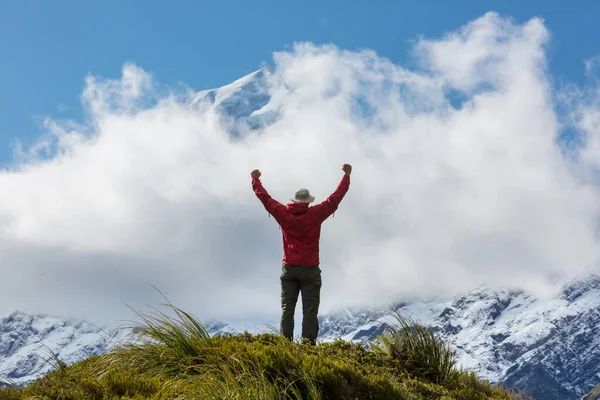 Férfi Séta Túraútvonal Útvonal Mount Cook Nemzeti Park Gyönyörű Hegyvidéki — Stock Fotó