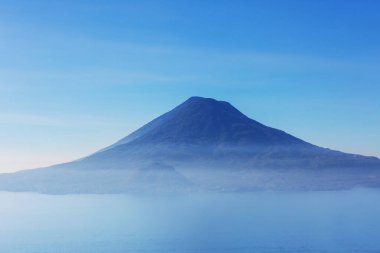 Güzel Atitlan Gölü ve Orta Amerika 'nın Guatemala dağlarında volkanlar