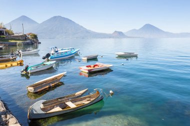 Güzel Atitlan Gölü ve Orta Amerika 'nın Guatemala dağlarında volkanlar