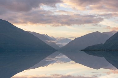 Gün batımında Kanada 'daki dağ gölünün sakin manzarası