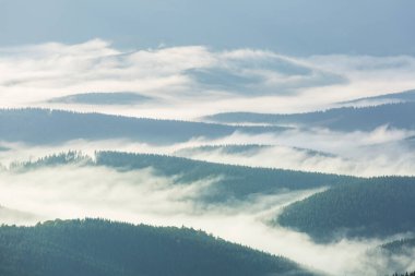 Gün doğumunda dağların silueti. Güzel doğal arkaplan.