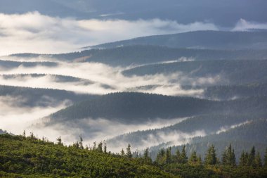 Gün doğumunda dağların silueti. Güzel doğal arkaplan.