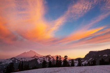 Sonbahar mevsiminde Baker Dağı eğlence alanı