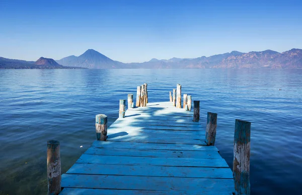 美丽的Atitlan湖和中美洲危地马拉高地的火山 — 图库照片