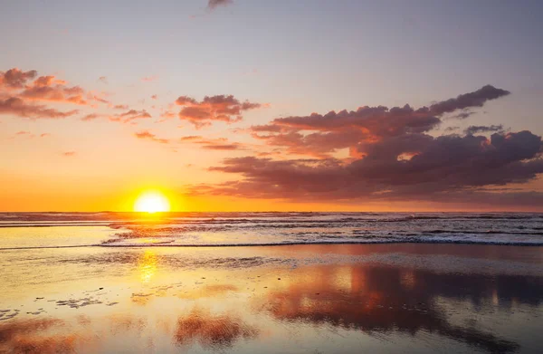 Escénica Puesta Sol Colores Costa Del Mar Bueno Para Fondo —  Fotos de Stock