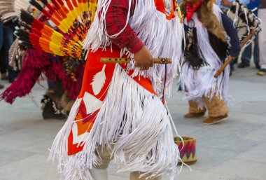 Yerli Amerikan dansçıları geleneksel San Salvador danslarını gösteriyorlar.