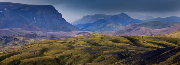 Nádherná Islandská Krajina Zelené Sopečné Hory Oblačného Počasí — Stock fotografie