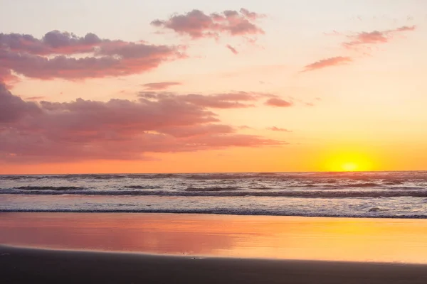 Escénica Puesta Sol Colores Costa Del Mar Bueno Para Fondo —  Fotos de Stock