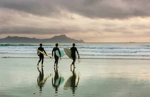 Surfers Oceaan Strand Nieuw Zeeland — Stockfoto
