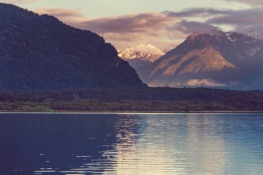 Patagonya 'daki güzel dağ manzaraları. Güney Amerika, Arjantin 'de dağlar gölü.