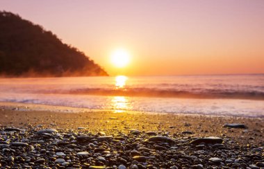 Deniz kıyısında manzara renkli gün batımı. Duvar kağıdı ya da arkaplan resmi için iyi. Güzel doğa manzaraları
