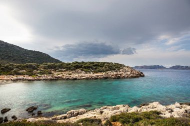 Türkiye 'nin güzel deniz kıyıları. Lycian yürüyüşü boyunca şaşırtıcı doğal manzaralar..