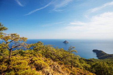 Türkiye 'nin güzel deniz kıyıları. Lycian yürüyüşü boyunca şaşırtıcı doğal manzaralar..