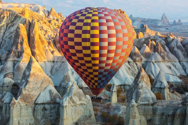 Färgglada Varmluftsballonger Goreme Nationalpark Kappadokien Turkiet Berömd Turistattraktion — Stockfoto