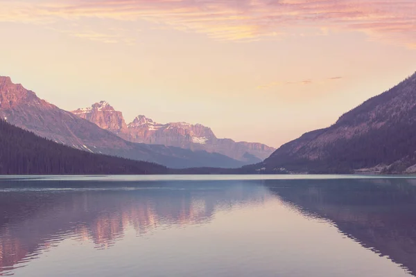 山中静谧的湖水 美丽的自然景观 — 图库照片