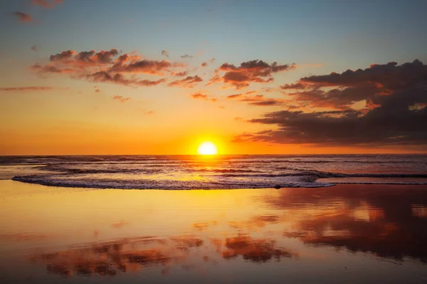 Escénica Puesta Sol Colores Costa Del Mar Bueno Para Fondo —  Fotos de Stock