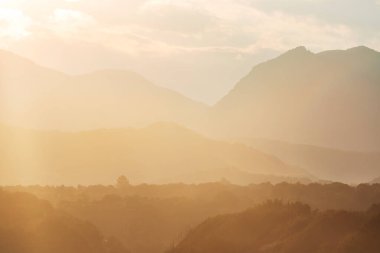 Gün doğumunda dağların silueti. Güzel doğal arkaplan.