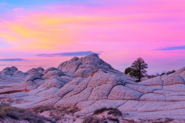 Vermilion Cliffs Ulusal Anıtı. Gün doğumunda manzara manzarası. Alışılmadık dağ manzarası. Güzel doğal arkaplan.