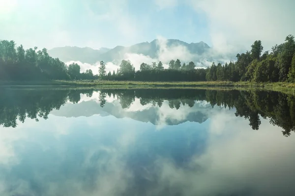 美丽的自然景观 新西兰南岛马西森湖的库克山反射 — 图库照片