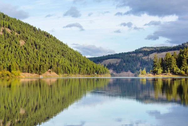 Scène Sereine Bord Lac Montagne Avec Reflet Des Rochers Dans — Photo