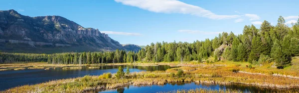 Serene Scene Mountain Lake Reflection Rocks Calm Water — Stock Photo, Image