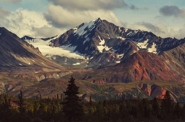 Montagnes Pittoresques Alaska Été Massifs Enneigés Glaciers Pics Rocheux — Photo