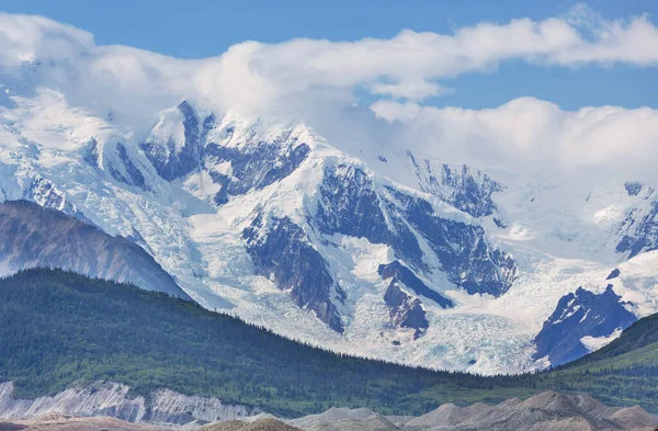 Malownicze Góry Alaski Latem Masywy Pokryte Śniegiem Lodowce Skaliste Szczyty — Zdjęcie stockowe